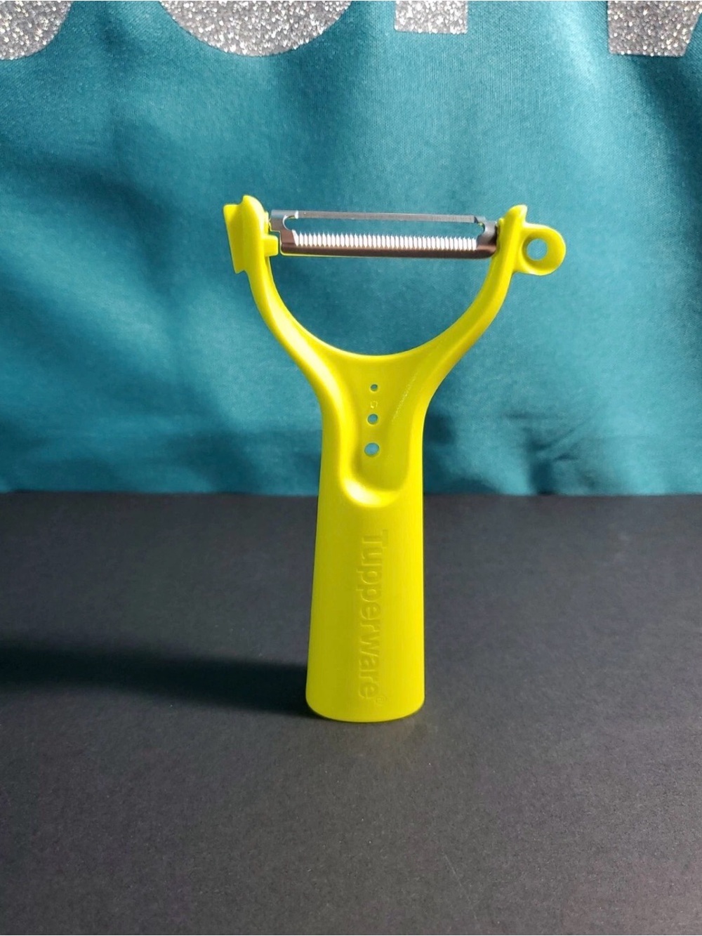 Tupperware Horizontal Vegetable Peeler 5-In-1 Tool Margarita green - Picture 2 of 2